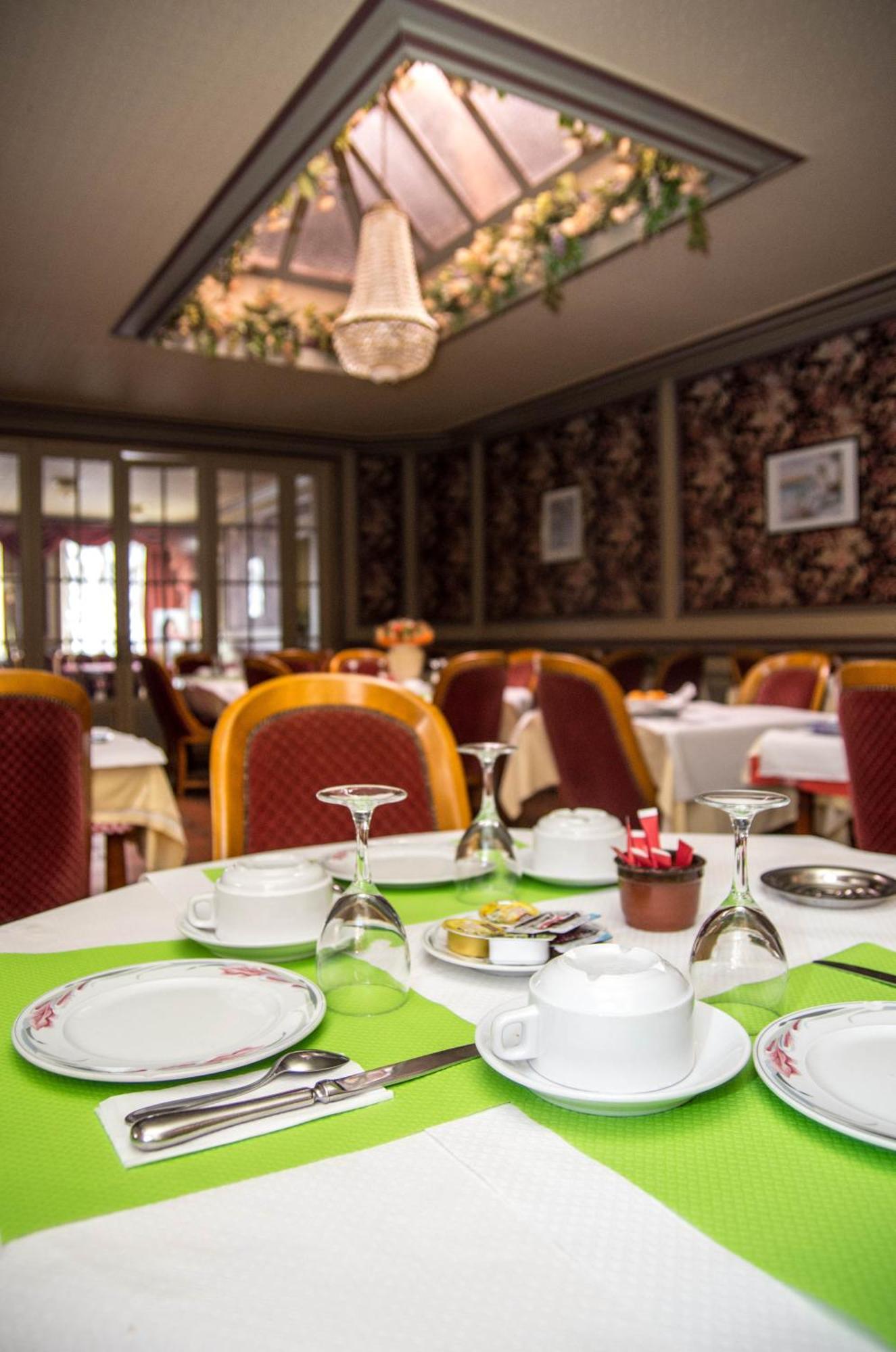 Hotel De La Gare Dol-de-Bretagne Zewnętrze zdjęcie