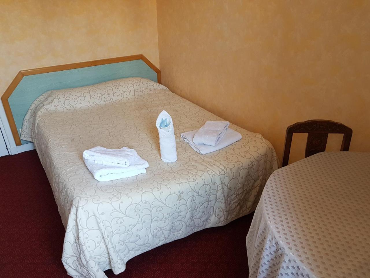 Hotel De La Gare Dol-de-Bretagne Zewnętrze zdjęcie